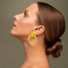 Afbeelding in Gallery-weergave laden, Fluo gele grote ronde oorbellen
