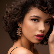 Afbeelding in Gallery-weergave laden, Hoekige oorbellen in capuccino